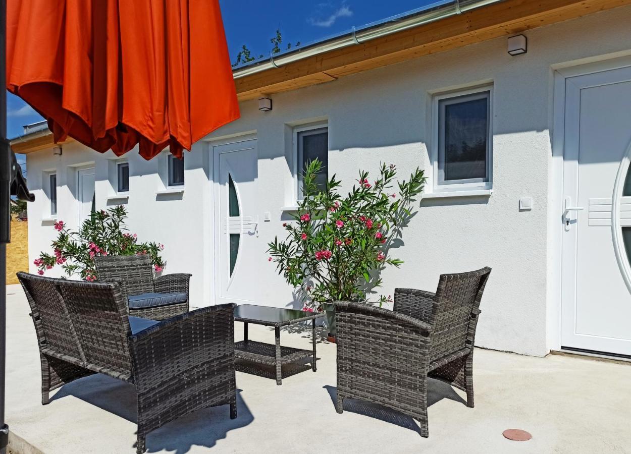 Grafit Apartmanok Hajdunanas Exterior foto