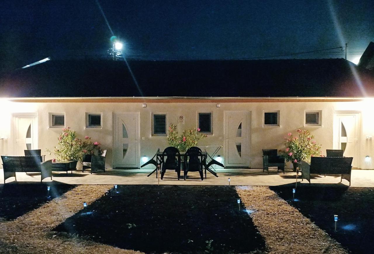 Grafit Apartmanok Hajdunanas Exterior foto