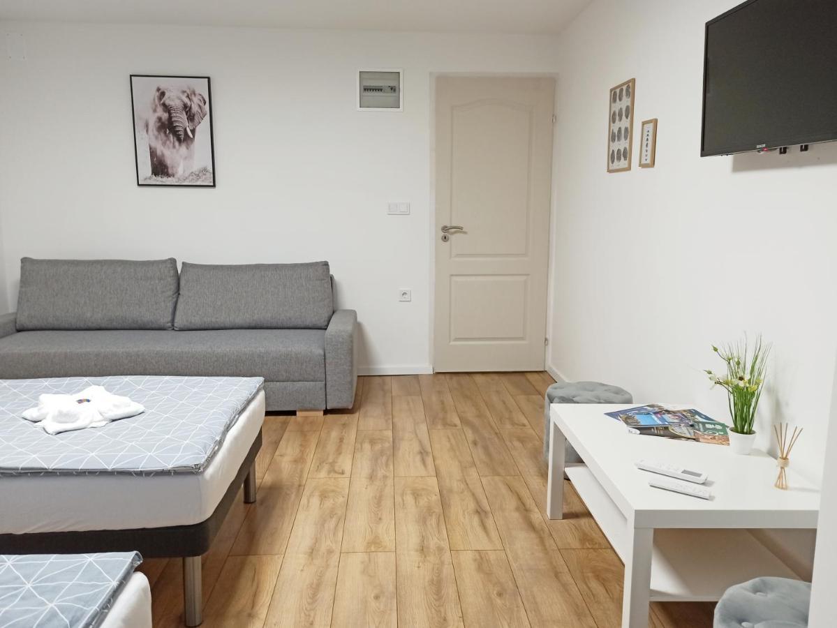 Grafit Apartmanok Hajdunanas Exterior foto